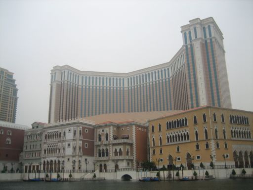 The Venetian, Macau, Macao, China, Außenansicht am Cotai Strip im Hintergrund das Hotel mit den Suiten