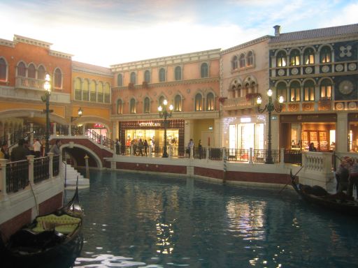 The Venetian, Macau, Macao, China, Kanäle mit Shops und Restaurants