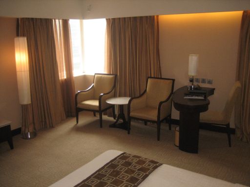 Hotel Beverly Plaza, Macau, Macao, China, Deluxe Zimmer mit Eckfenster, zwei Stühlen und kleinem Tisch