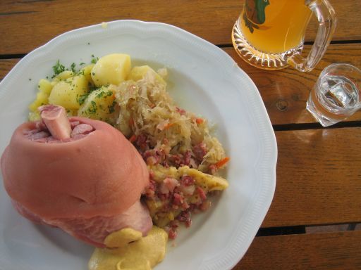 Eisbein mit Sauerkraut, Erbspüree und Kartoffeln mit einem Georg Pils und einen Korn für 9,99 im Georgbräu