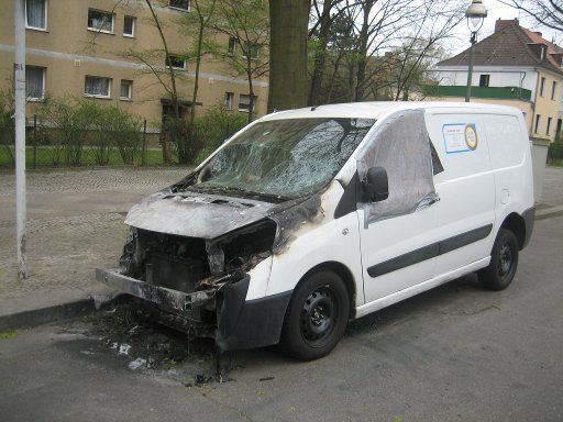 Berlin, Deutschland, ausgebrannter Lieferwagen in Tempelhof im April 2011