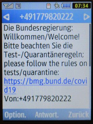 Berlin, Deutschland, SMS mit Hinweisen zu Test- Quarantäneregeln auf einem Samsung GT–C3590 im Juli 2021