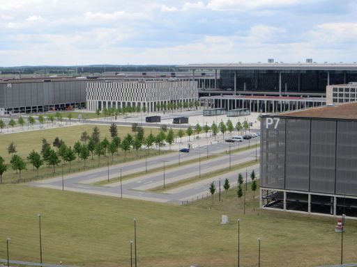 Berlin, Deutschland, Flughafen Berlin Brandenburg BER Airport, Blick vom GAT Infotower auf ein Parkhaus und das Flughafengebäude