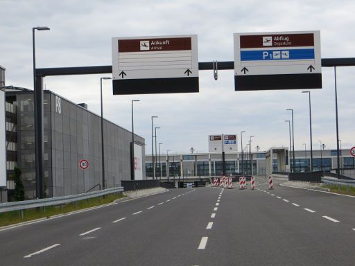 Berlin, Deutschland, Flughafen Berlin Brandenburg BER Airport, Hinweisschilder Ankunft und Abflug