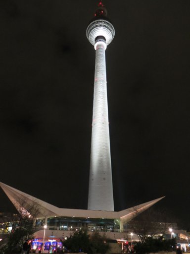 Berliner Fernsehturm nachts, Berlin, Deutschland, Außenansicht