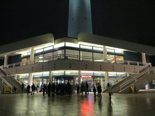 Berliner Fernsehturm nachts, Berlin, Deutschland, Eingang