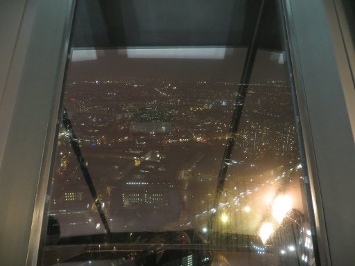 Berliner Fernsehturm nachts, Berlin, Deutschland, Ausblick durch die spiegelnden Scheiben