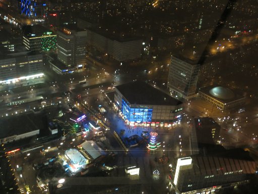 Berliner Fernsehturm nachts, Berlin, Deutschland, Aussicht auf Saturn, Berliner Congress Center und Karl–Marx–Allee
