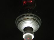 Berliner Fernsehturm nachts, Berlin, Deutschland, Außenansicht
