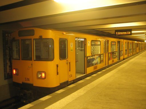 BVG, VBB, öffentlicher Nahverkehr Berlin, Deutschland, Linie 1 am Endpunkt Uhlandstrasse