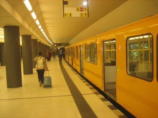 BVG, VBB, öffentlicher Nahverkehr Berlin, Deutschland, U Bahn Station Brandenburger Tor Linie 55