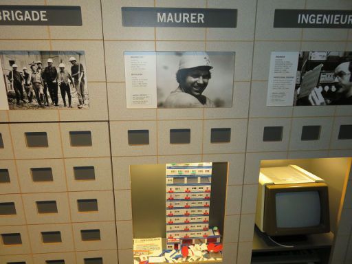 Berlin, Deutschland, DDR museum, Maurer und Ingenieur mit fast gleichem Lohn