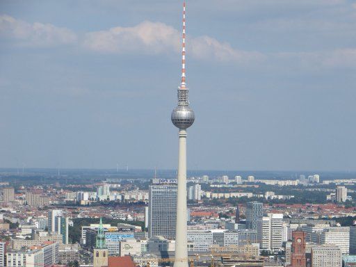 Berlin Hi–Flyer, Berlin, Deutschland, Ausblick von 150 Metern Höhe Richtung Fernsehturm