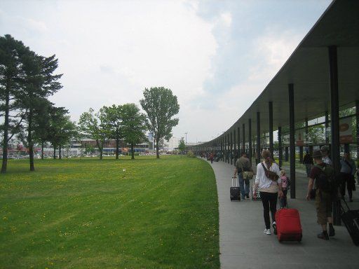 Berlin, Deutschland, Flughafen Schönefeld, SXF, Weg vom Bahnhof zum Terminal