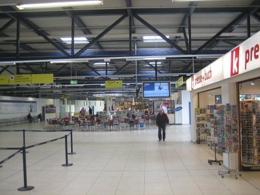 Berlin, Deutschland, Flughafen Schönefeld, SXF Airport, Terminal D Halle mit Kiosk