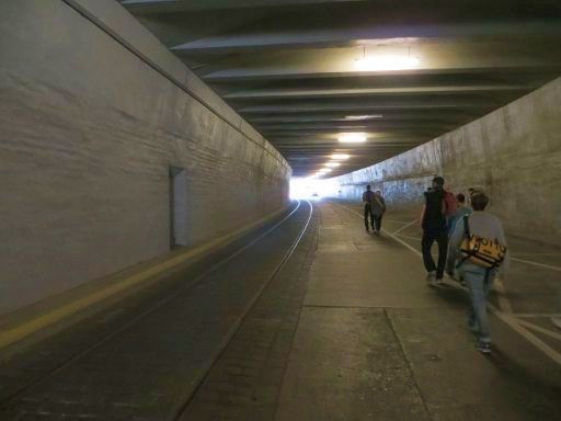 Berlin Deutschland, Flughafen Tempelhof, Tunnel vom Frachthof mit Eisenbahnstrecke