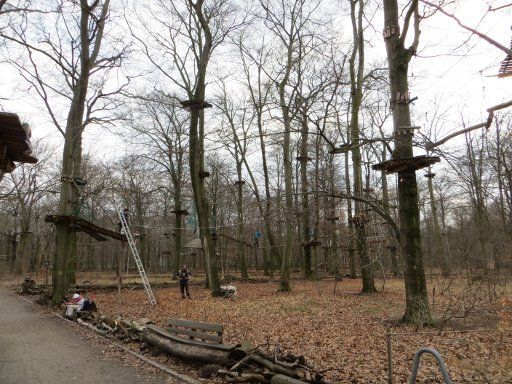 Berlin, Deutschland, Frühlingswetter, Volkspark Jungfernheide Anfang April 2013, Hochseilgarten