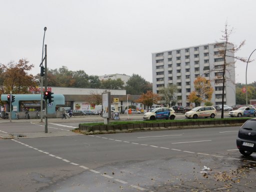 Berlin, Deutschland, Herbstwetter, Nonnendammallee bei der U–Bahnstation Siemensdamm