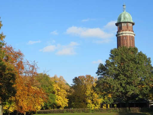 Berlin, Deutschland, Herbstwetter, Volkspark Jungfernheide, Wasserturm mit Café