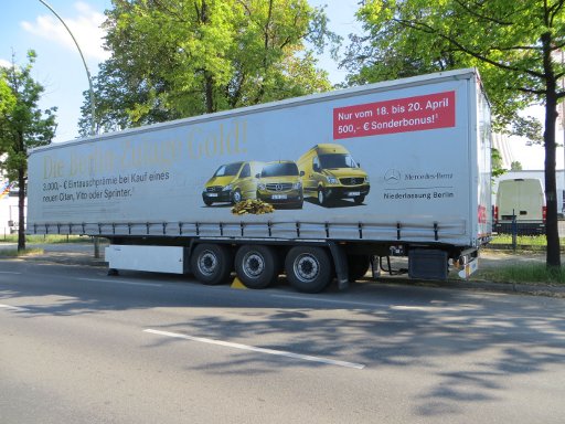 Innovative Werbung, Berlin, Deutschland, Mercedes–Benz Nutzfahrzeuge Auflieger vor dem IVECO Firmengelände