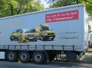 Innovative Werbung, Berlin, Deutschland, Mercedes–Benz Nutzfahrzeuge Auflieger vor dem IVECO Firmengelände