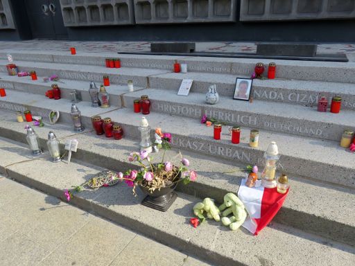 Berlin, Deutschland, Kaiser Wilhelm Gedächtniskirche, Kerzen und Grableuchten im Juni 2018