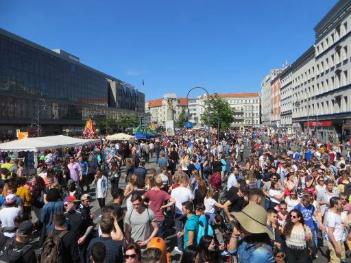 Berlin Deutschland, Karneval der Kulturen 2015, Platz über der U7 / U8 Hermannplatz