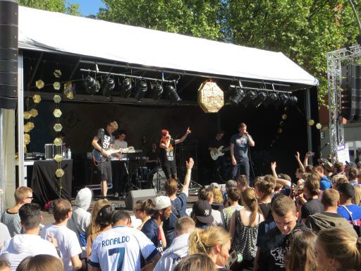 Berlin Deutschland, Karneval der Kulturen 2015, Bühne mit deutschsprachiger Rap / Rock Gruppe