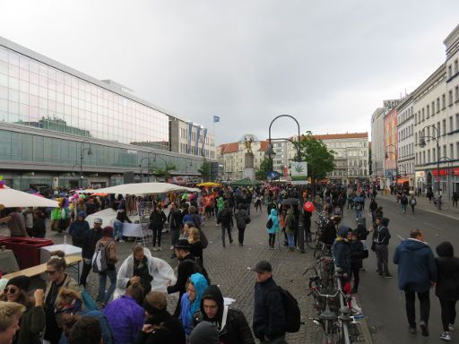 Berlin Deutschland, Karneval der Kulturen 2016, Platz über der U7 / U8 Hermannplatz