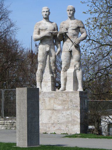 Olympiastadion, Berlin, Deutschland, Statue Stafettenläufer (Staffelläufer) von Karl Albiker