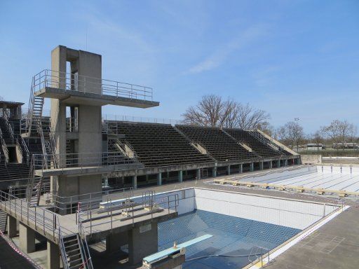 Olympiastadion, Berlin, Deutschland, Olympia Schwimmstadion mit Sprungturm und Schwimmbahnen