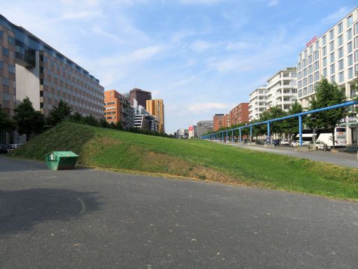 Berlin, Deutschland, Tilla-Durieux-Park, Rasendüne im Süden Nähe  U Bahn Station Mendelssohn Bartholdy Park