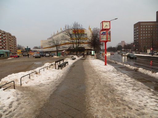 Berlin, Deutschland, Winterwetter, Schneematsch an der Nonnendammallee