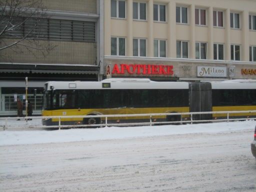 Berlin, Deutschland, Winterwetter, Bus im Schnee, Turmstraße Moabit