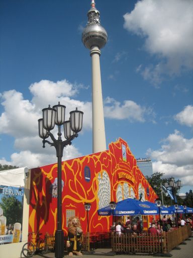 Berlin, Deutschland, Oktoberfest am roten Rathaus, 2009, Biergarten mit Fernsehturm im Hintergrund