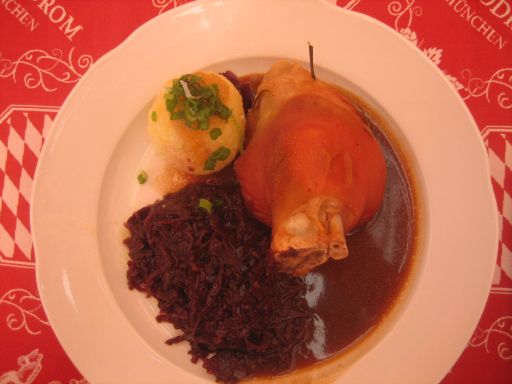 Berlin, Deutschland, Oktoberfest am roten Rathaus, 2009, Spanferkelhaxerl mit Apfelblaukraut und geriebenen Kartoffelknödel für 14,– Euro