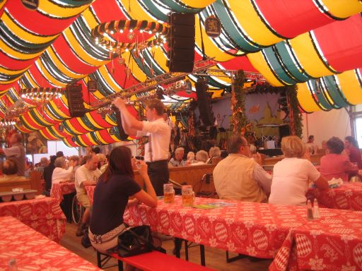 Berlin, Deutschland, Oktoberfest am roten Rathaus, 2009, drei Herren der Band beim Schuhplattlern