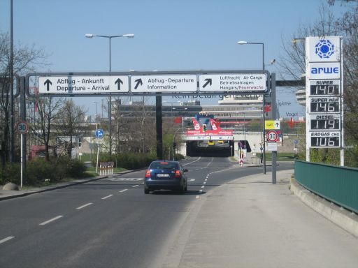 Berlin, Deutschland, Flughafen Tegel TXL Airport, Zufahrt zum Flughafen