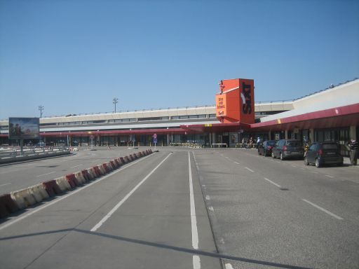 Berlin, Deutschland, Flughafen Tegel TXL Airport, Außenbereich für PKW Anfahrt / Kurzzeitparken