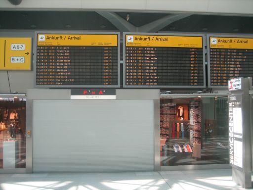 Berlin, Deutschland, Flughafen Tegel TXL Airport, Anzeigetafeln Terminal A