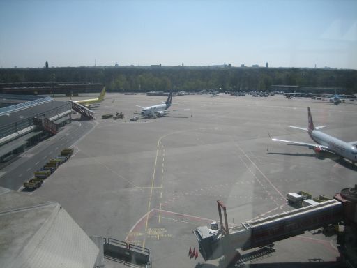 Berlin, Deutschland, Flughafen Tegel TXL Airport, Ausblick auf das Vorfeld / Rollfeld