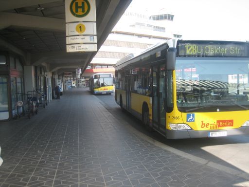 Berlin, Deutschland, Flughafen Tegel TXL Airport, Bushaltestelle