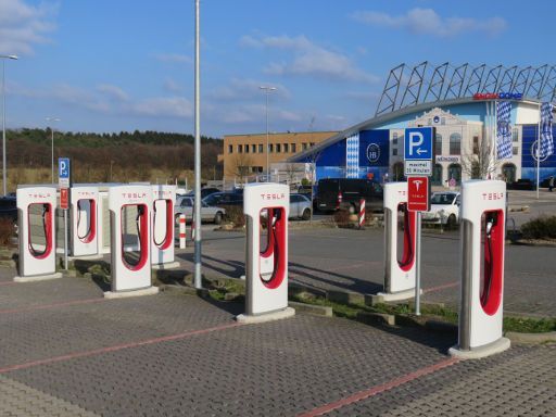 Snow Dome, Bispingen, Deutschland, TESLA Supercharger