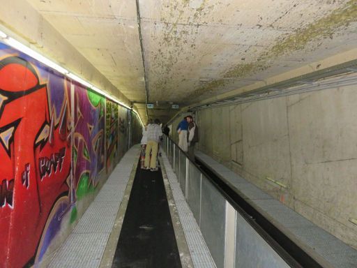 alpincenter, Bottrop, Deutschland, zwei Förderbänder im Betontunnel