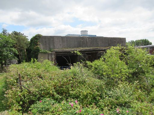 U-Boot Werft–Bunker Hornisse, Bremen, Deutschland, Ansicht von der Hafenseite