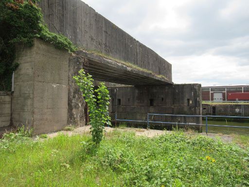 U-Boot Werft–Bunker Hornisse, Bremen, Deutschland, Ansicht von der Hafenseite