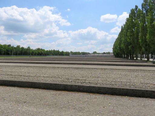 Dachau, Deutschland, KZ Gedenkstätte, Gelände nur mit den Fundamenten der Baracken