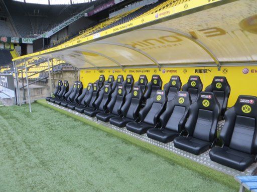 Signal Iduna Park Fußball Stadion, Dortmund, Deutschland, Sitzplätze für Trainer und Ersatzspieler