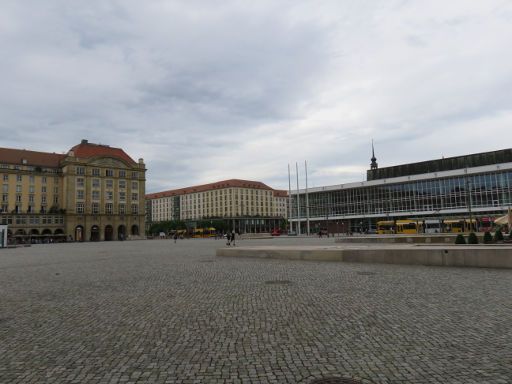 Dresden, Deutschland, Kulturpalast am Altmarkt