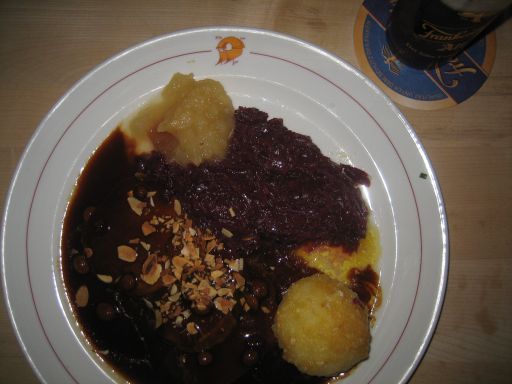 Düsseldorf, Deutschland, Sauerbraten mit Rotkohl im Restaurant Brauerei Zum Schiffchen